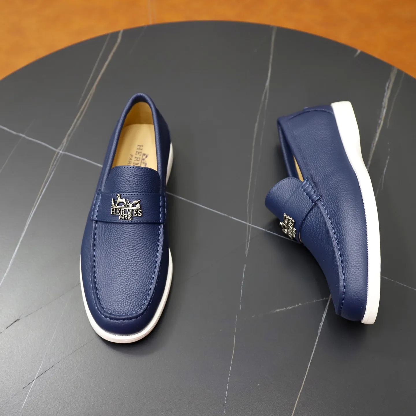Ex-factory price: 560💰Hermès/Hermès slip-on men's shoes. This shoe is made of imported pebbled cowhide. It has simple and smooth lines and is combined with aerodynamically designed 3CM rubber foam ultra-light soles! Youthful and fashionable, classic H-shaped hardware buckle decoration, calf lining gently wraps the feet, with logo cowhide feet, casual and urban style, highlighting youthful vitality, sports and leisure version, super versatile, code number: 38-39-40-41-42-43-44 standard leather shoe size (45 can be customized but does not support returns)